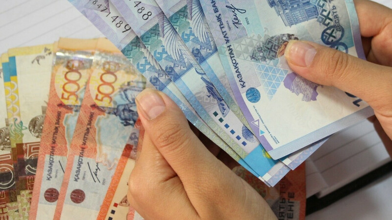 В каких отраслях средняя зарплата превышает 800 тысяч тенге в Казахстане