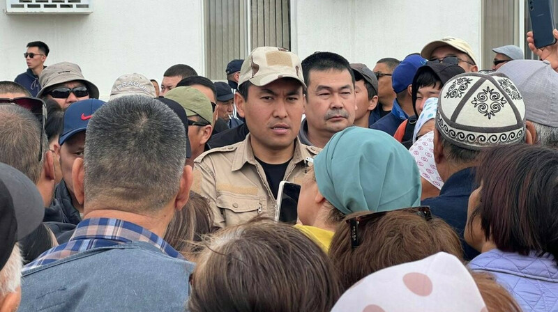 Скандал в Кульсары: митинг из-за компенсаций от наводнения