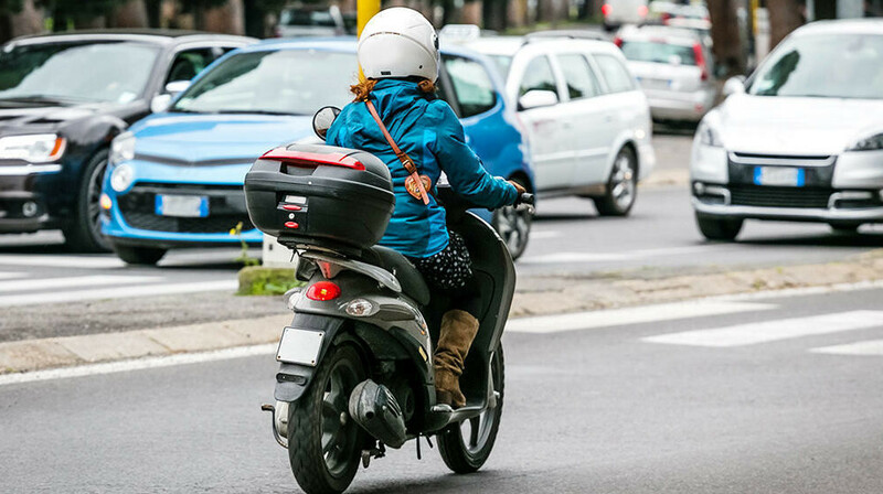 Водителям мопедов в Казахстане придется получать права и страховку