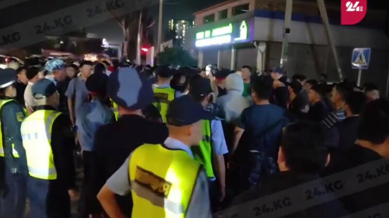 Массовая драка в Бишкеке: толпа собралась мстить за избитых земляков