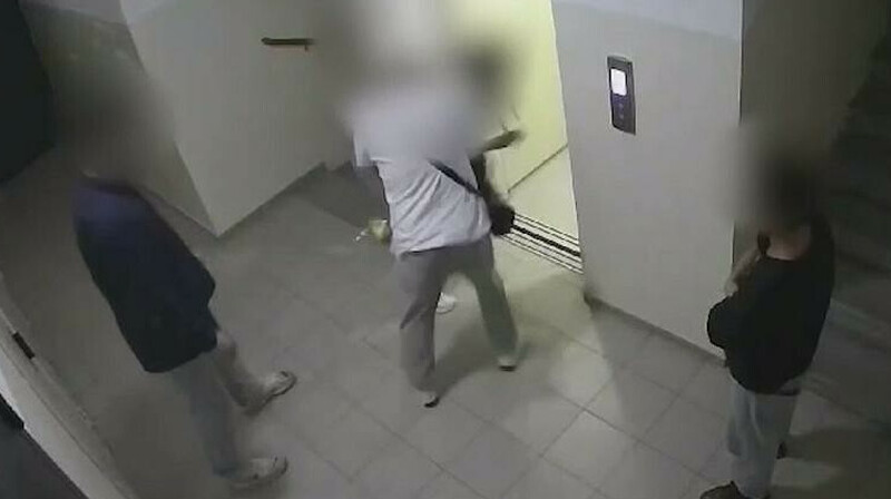 Один бьет, двое смотрят: полиция возбудила уголовное дело