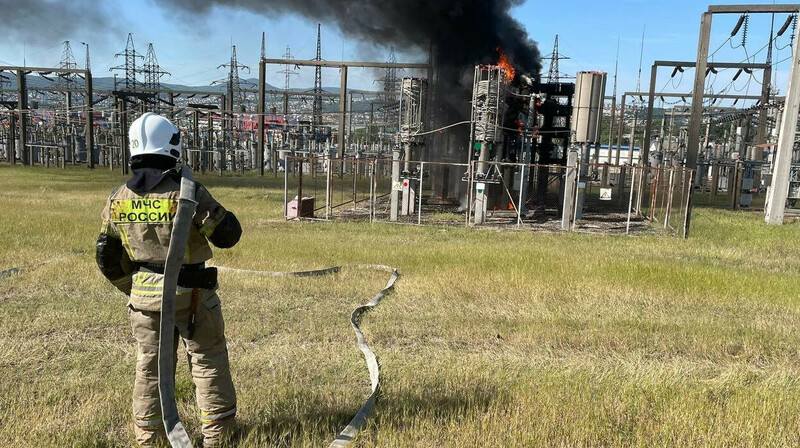 В Новороссийске горит подстанция, без света остались 20 тыс. человек