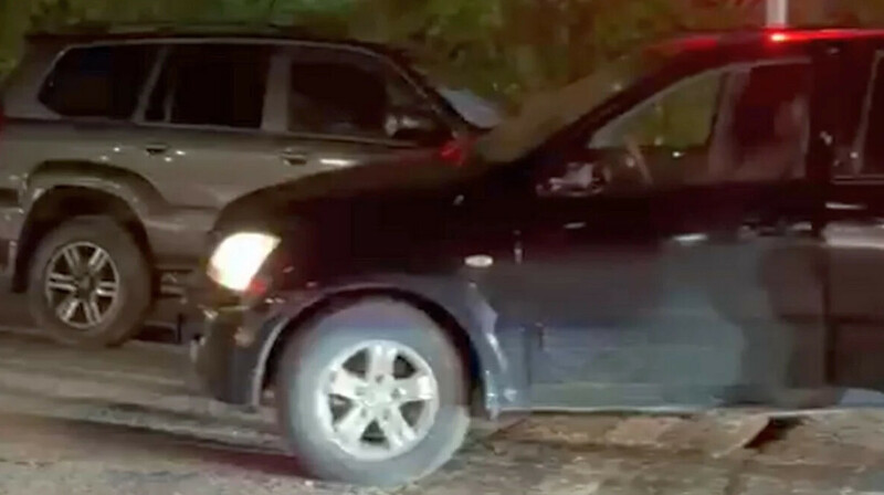 Пьяный водитель на внедорожнике въехал в машину с детьми в Актау. ВИДЕО