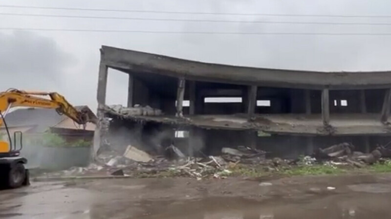 Недостроенное здание сносят в Алматы