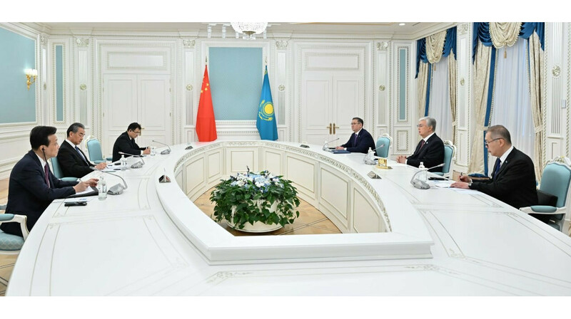 Токаев принял члена Госсовета, министра иностранных дел КНР Ван И