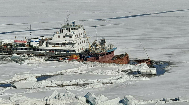 Два судна затонули при ледоходе в Якутии
