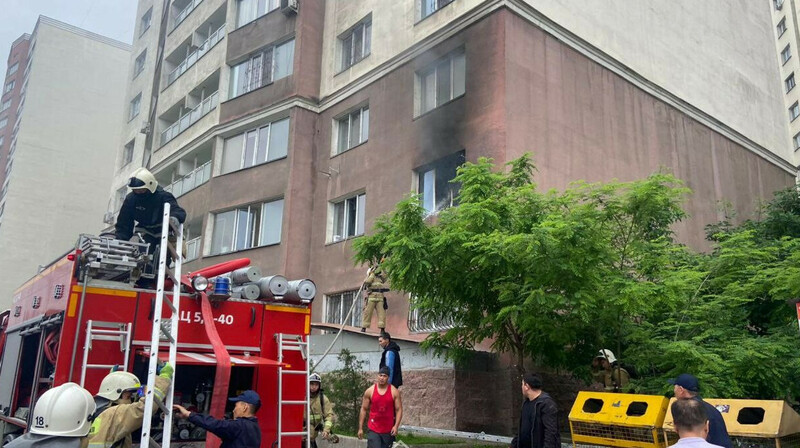 Пожар произошел в многоэтажке в Алматы
