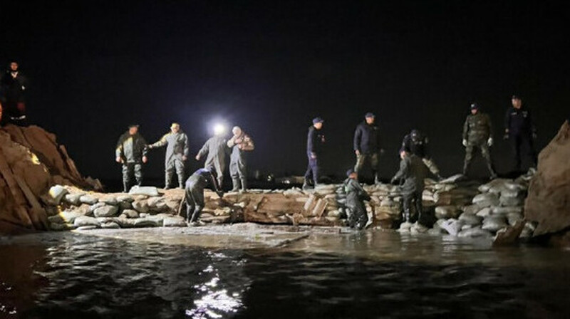 Прорвало дамбу в Атырауской области: работы по откачке воды продолжаются