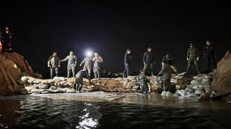 Прорвало дамбу в Атырауской области: жителей срочно эвакуировали