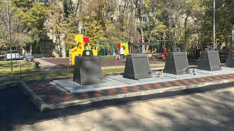 В Алматы заменят старые мусорные контейнеры