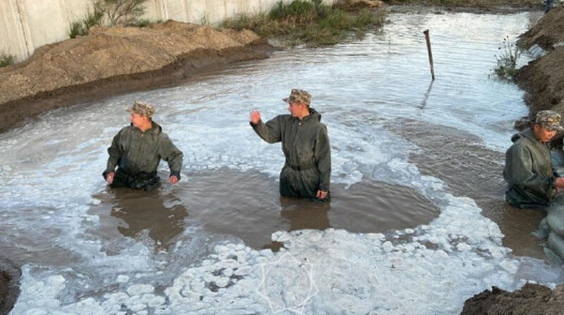 В МЧС показали ликвидацию последствий паводков на западе Казахстана