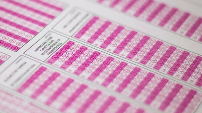 32 абитуриента лишились права сдать ЕНТ из-за шпаргалок и смартфонов