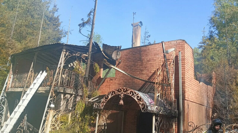 "Дом не предназначался под хостел": в России во время пожара погибли восемь человек. ВИДЕО