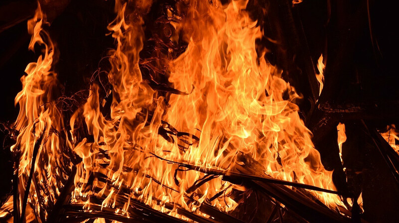 В Уральске горела крыша ресторана. ВИДЕО