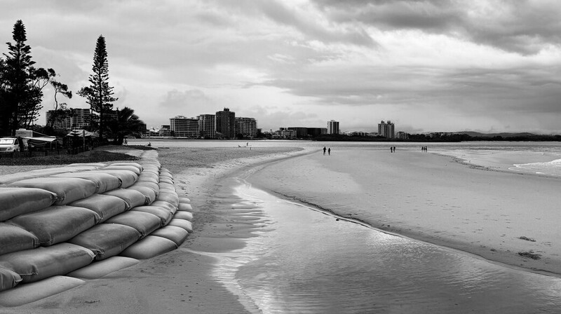 В ВКО усиливают дамбы в связи с подъемом воды в Черном Иртыше