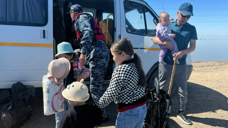 Медики помогают эвакуированным из Талдыколя сельчанам