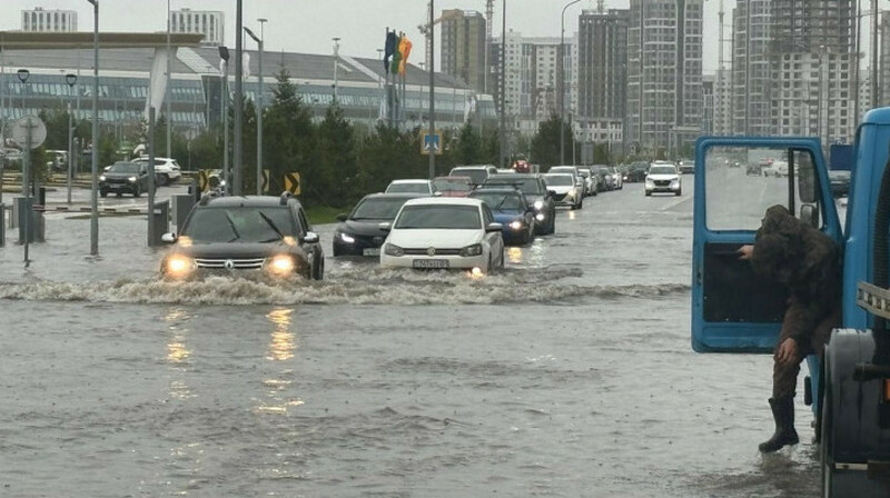 В Астане затопило улицы после ливня