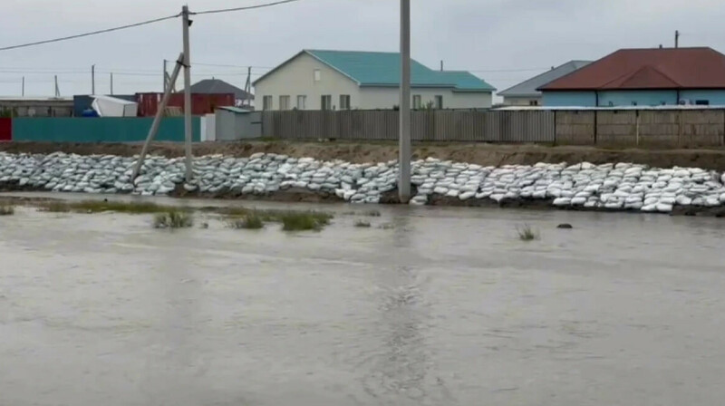 Более 60 тысяч казахстанцев вернулись домой после паводков