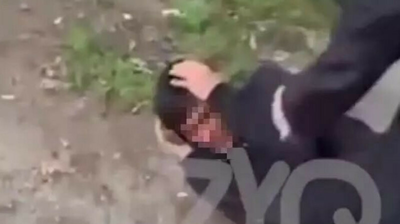 В Алматы две школьницы избили парня. ВИДЕО