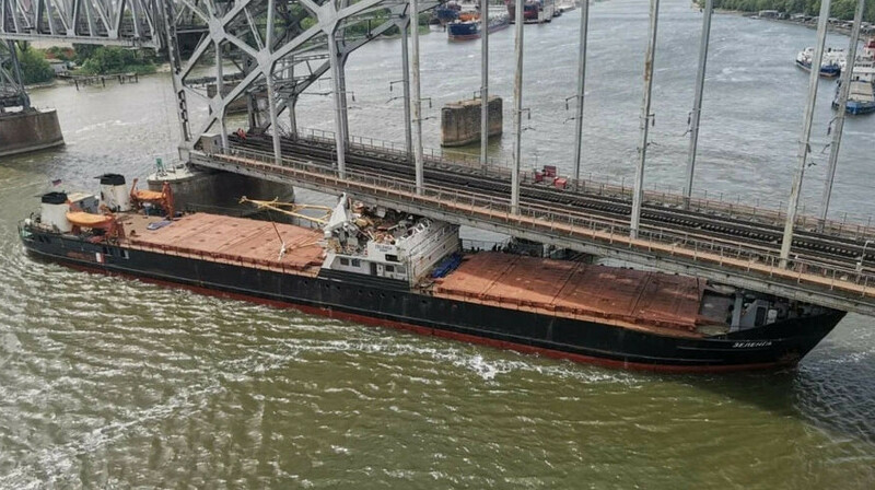 В Ростове-на-Дону сухогруз врезался в опору железнодорожного моста