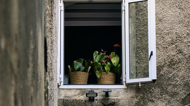 Двухлетний ребенок выпал из окна в Мангистауской области