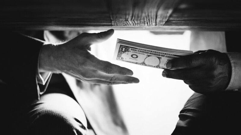 Экс-директора зерновой компании осудили за хищение и взятку в Астане