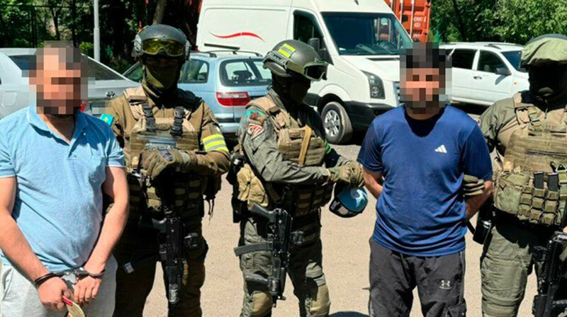 КНБ по подозрению в пропаганде терроризма задержал двух иностранцев. ВИДЕО