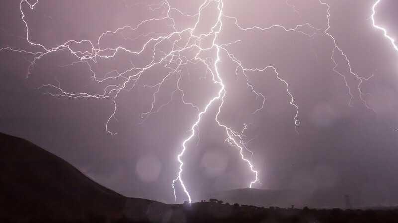 Штормовое предупреждение объявлено почти по всему Казахстану