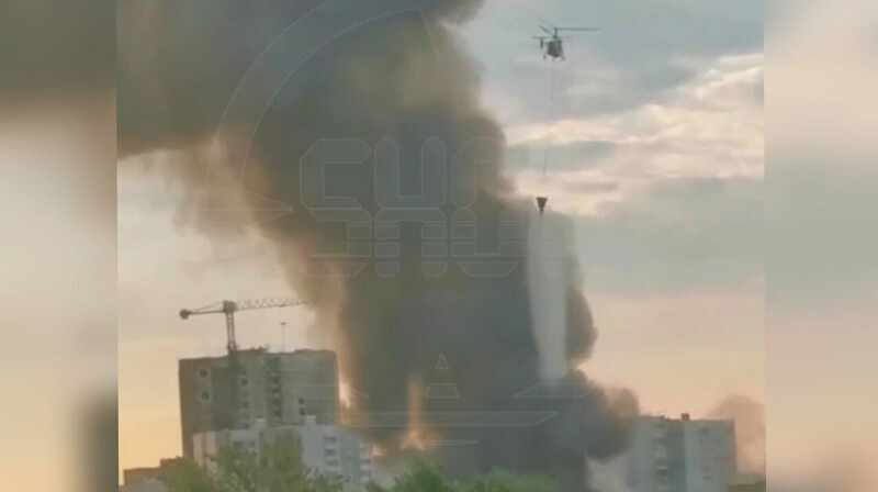 На востоке Москвы крупный пожар, задействованы вертолеты. ВИДЕО