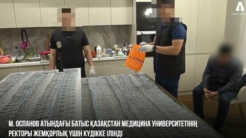 Два ствола обнаружили у ректора медуниверситета в ЗКО