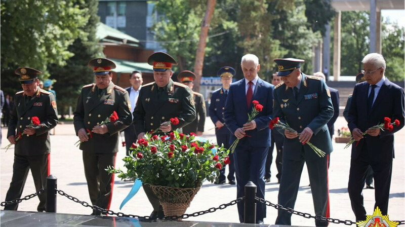 Главы военных ведомств ОДКБ почтили память героев ВОВ в Алматы