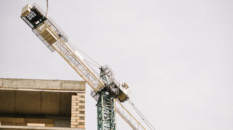 Оператор башенного крана разбился насмерть в Астане