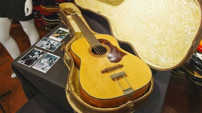 Пропавшую гитару Джона Леннона продали за 2,9 млн долларов в США