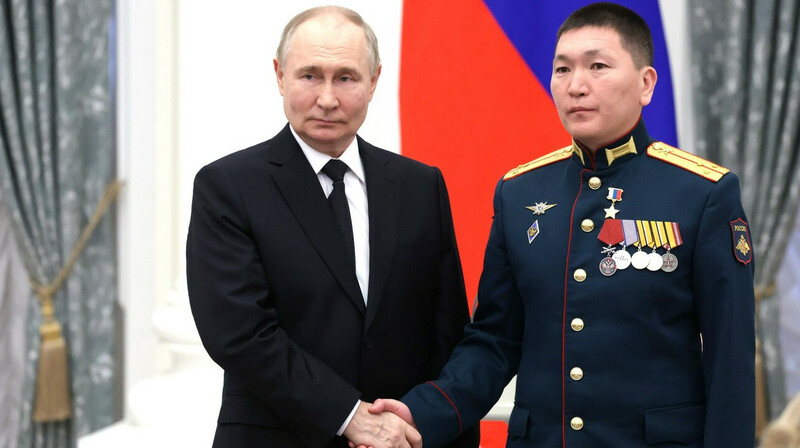 Путин наградил Звездой Героя России офицера бригады, удерживающей больше 350 жителей украинского села в подвале