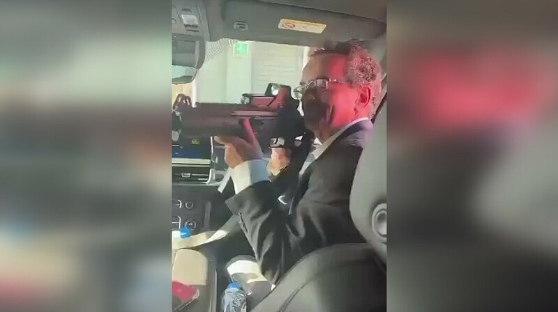 Посла Великобритании в Мексике уволили после шутки с оружием. ВИДЕО