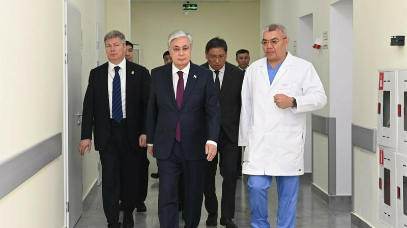 Токаев посетил центр детской неотложной медицинской помощи