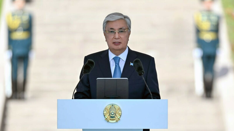 Токаев принял участие в церемонии поднятия Государственного флага в Астане