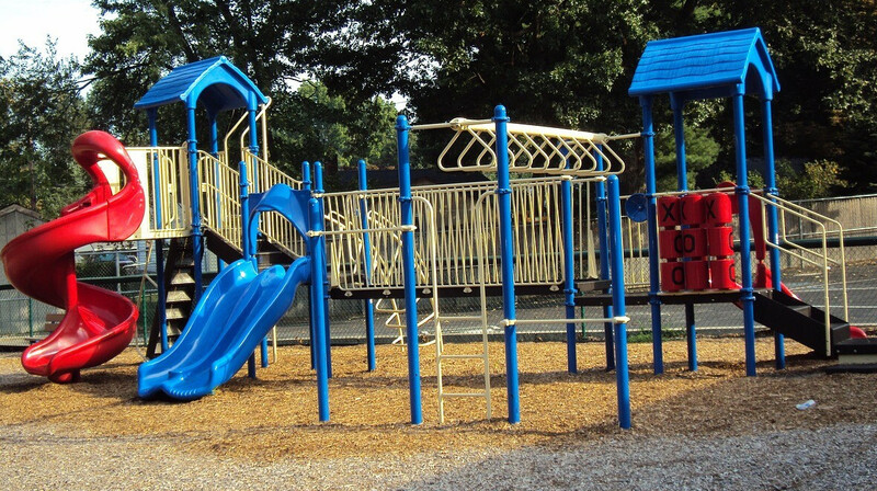 В Павлодаре мальчик застрял в металлическом кольце