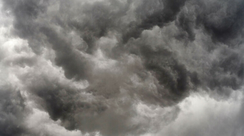 Ливень, град и сильный ветер: когда астанчанам ожидать теплую погоду