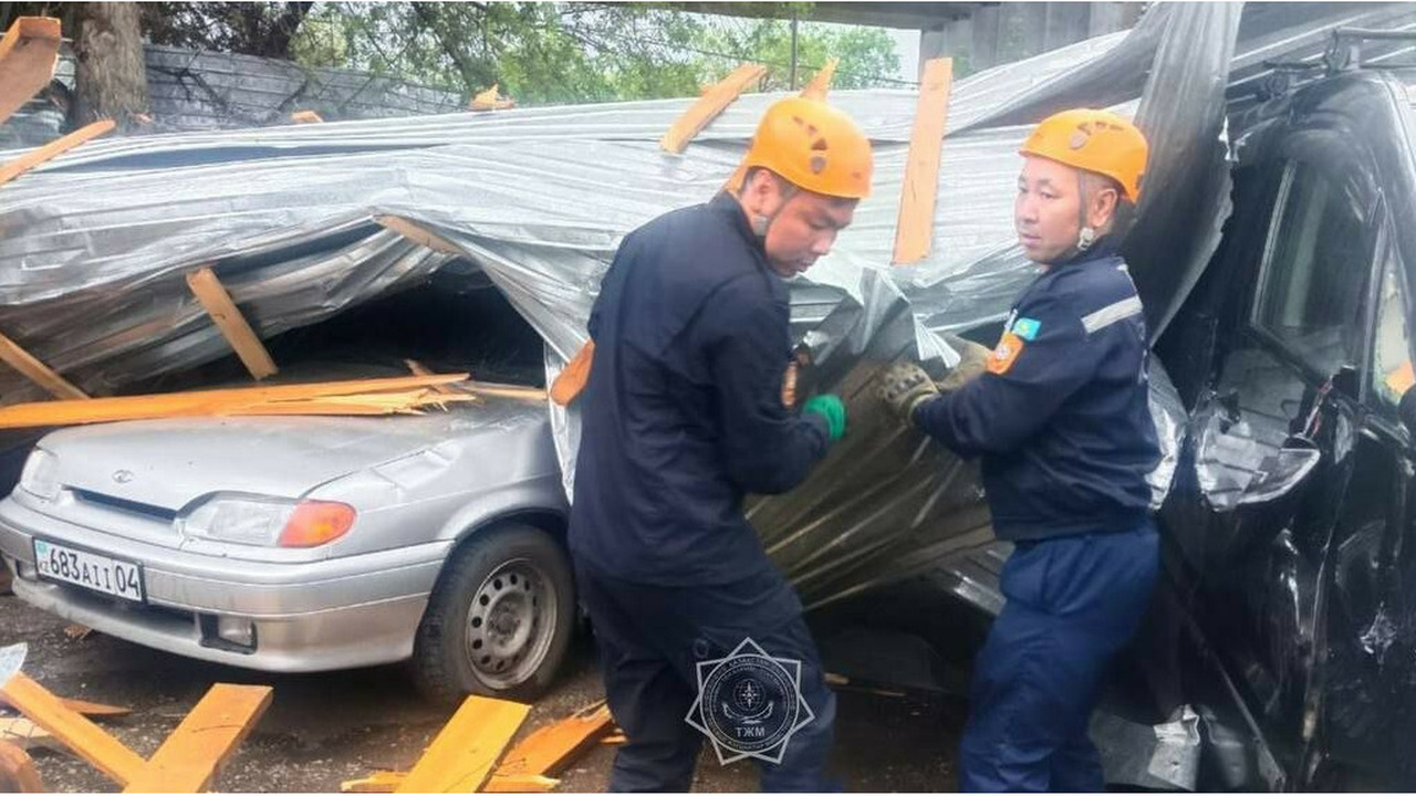 Мужчину и ребенка зажало в машине в Актобе