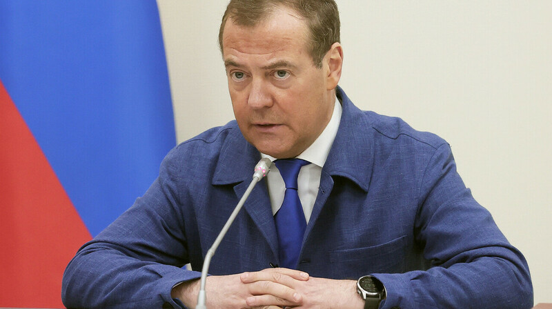 Медведев заявил, что Шольц "рамсы попутал"
