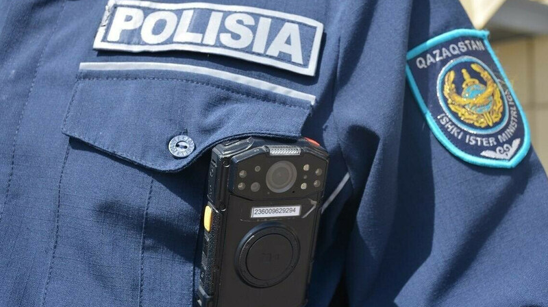 Пьяный мужчина напал на полицейских в Уральске. ВИДЕО