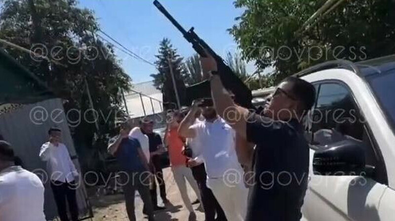 На свадьбе открыли стрельбу из автоматов. ВИДЕО