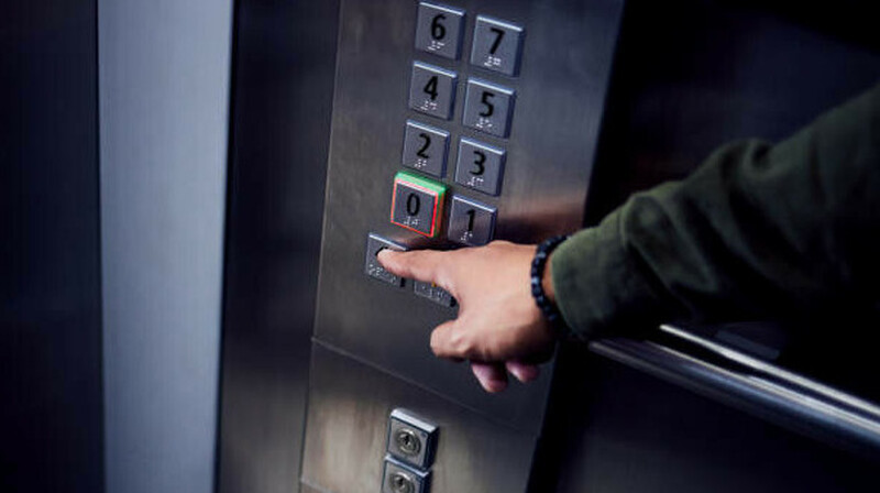 Женщина упала в шахту лифта в одной из школ Астаны