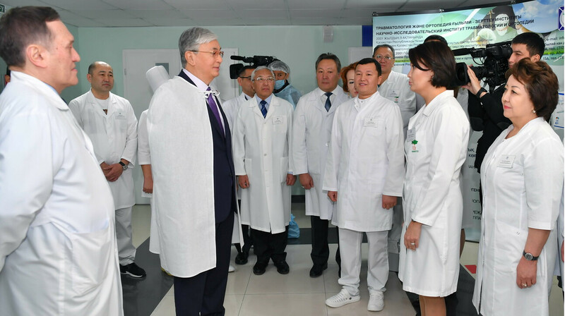 Токаев поздравил медработников с профессиональным праздником