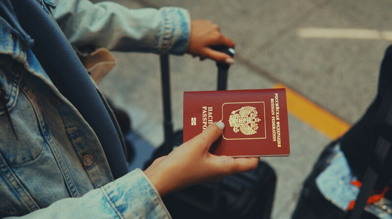 США закрывает у себя отделения визовых центров России и заставляет дипломатов уплачивать налоги