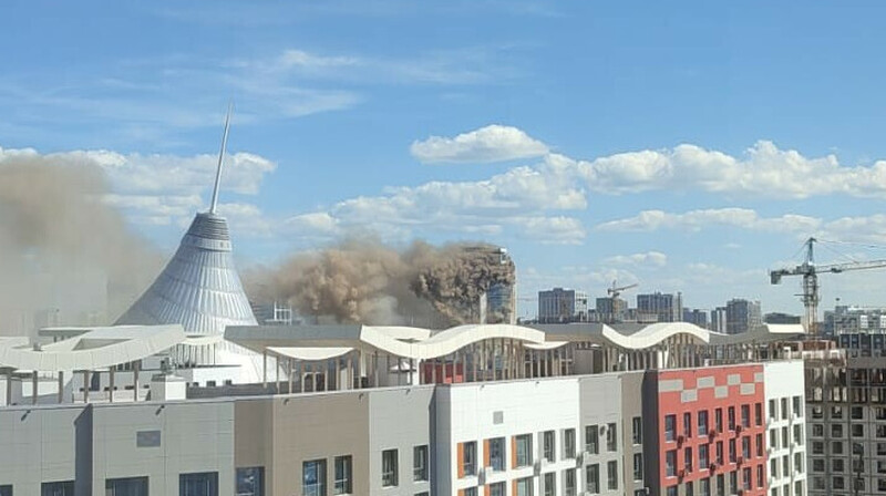 Крупный пожар охватил небоскреб в Астане
