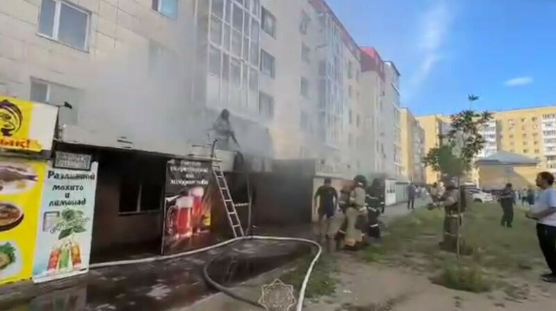 Кислородный баллон вытащили из горящего кафе в Астане