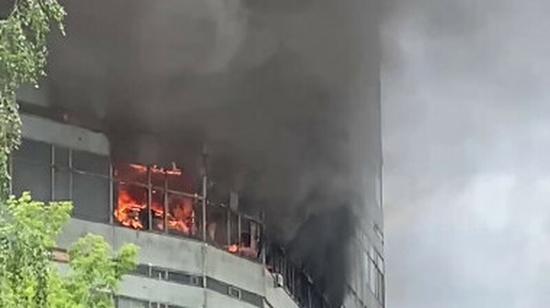 В России горит завод: люди кричат о помощи из окон здания
