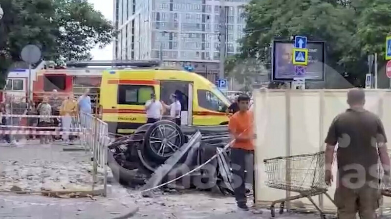 BMW с семьей внутри выпал с третьего этажа ТРЦ в Краснодаре